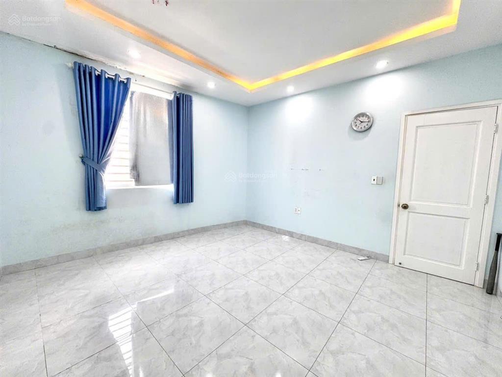 Mặt tiền ngang 11m  nhà 4 tầng  đường ô tô tránh tại bình trưng