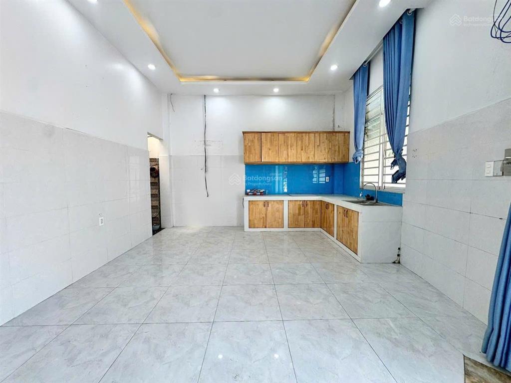 Mặt tiền ngang 11m  nhà 4 tầng  đường ô tô tránh tại bình trưng