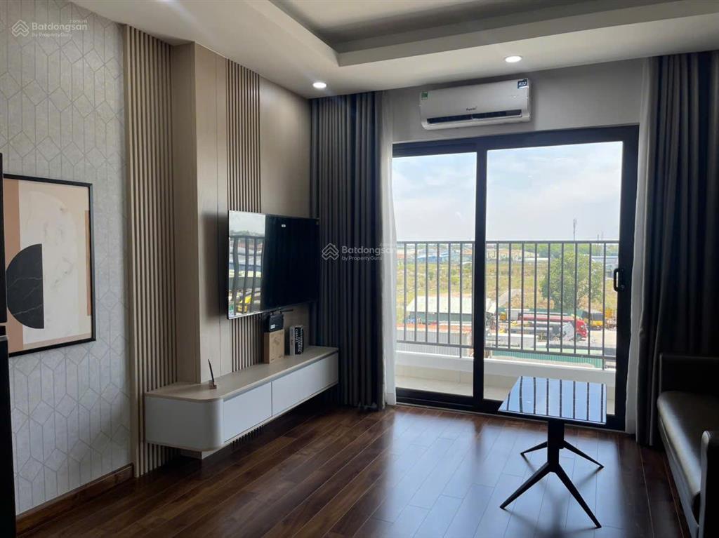 Căn hộ 2pn + 1wc có nội thất cơ bản gồm bếp và điều hòa