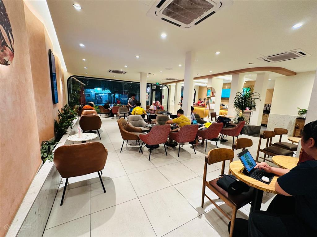 Nhà mặt tiền kênh tân hoá  đang cho highlands thuê 91tr/th  ngang gần 15m  công nhận 222m2