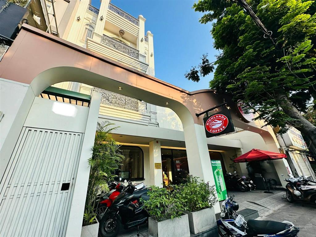 Nhà mặt tiền kênh tân hoá  đang cho highlands thuê 91tr/th  ngang gần 15m  công nhận 222m2