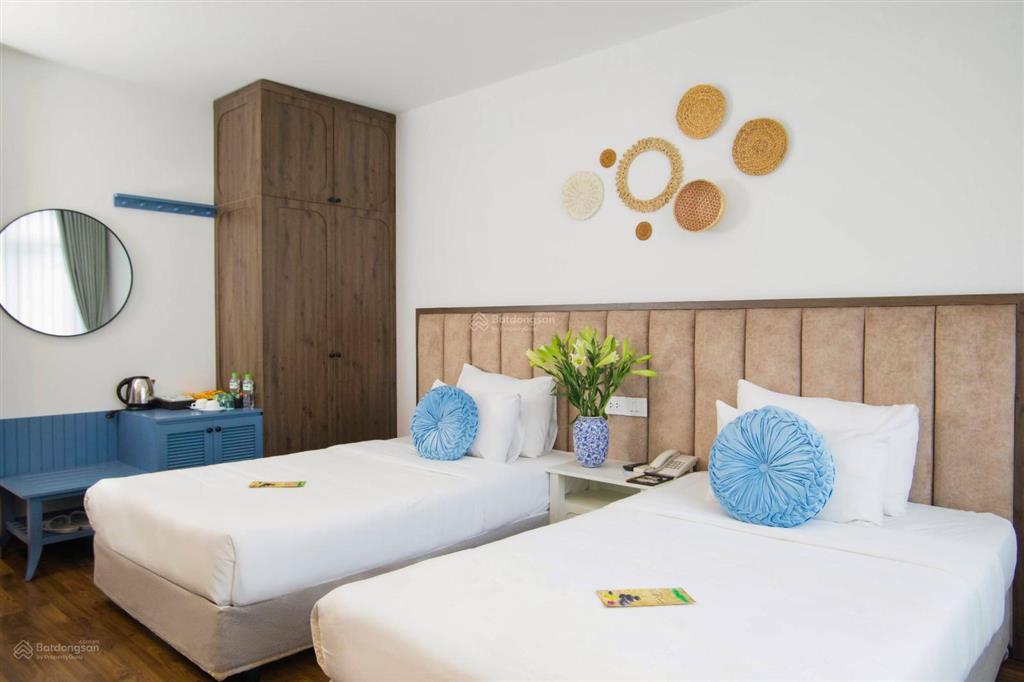 Bán tòa hotel phố duy tân 170m2 12 tầng 193 tỷ khách sạn 4 sao lô góc, 40 phòng đang kín phòng