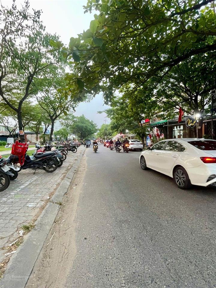 Nhà mặt tiền đường sầm uất bậc nhất nguyễn huy tưởng .
dễ kinh doanh buôn bán
117m2 ngang5m.
