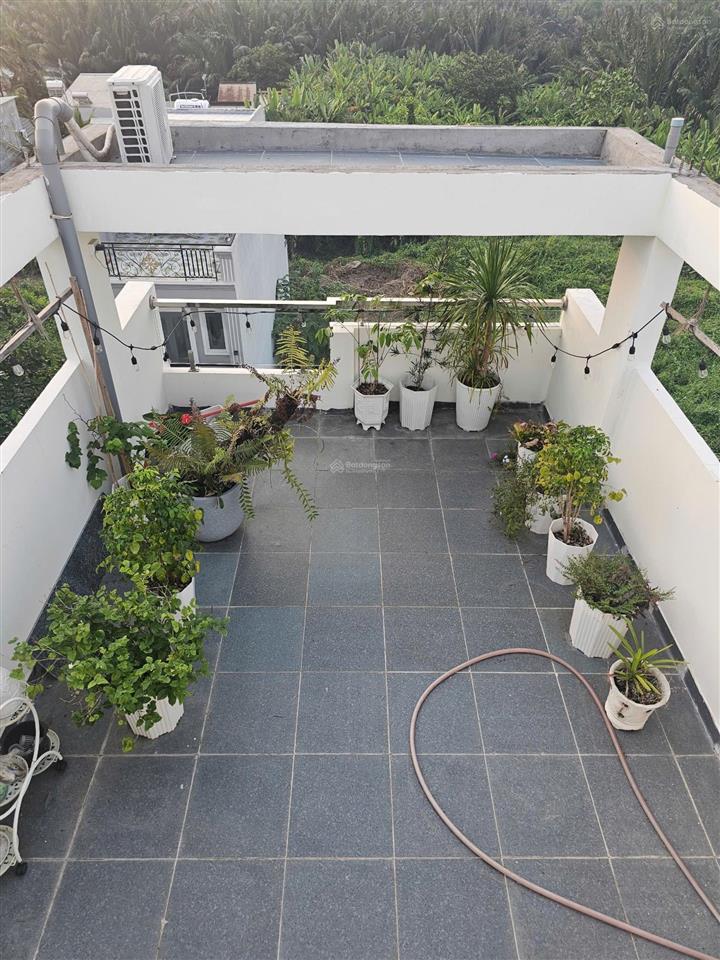 Nhà phố 3 tầng sân thượng, mới xây kiên cố, xe hơi đậu trong nhà