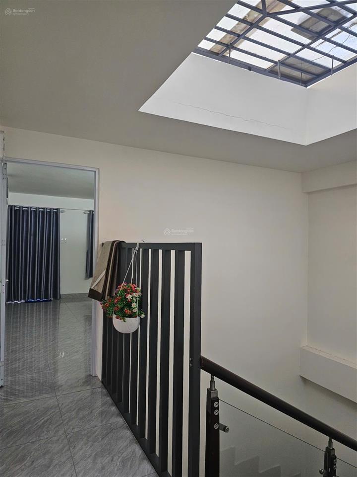 Nhà phố 3 tầng sân thượng, mới xây kiên cố, xe hơi đậu trong nhà