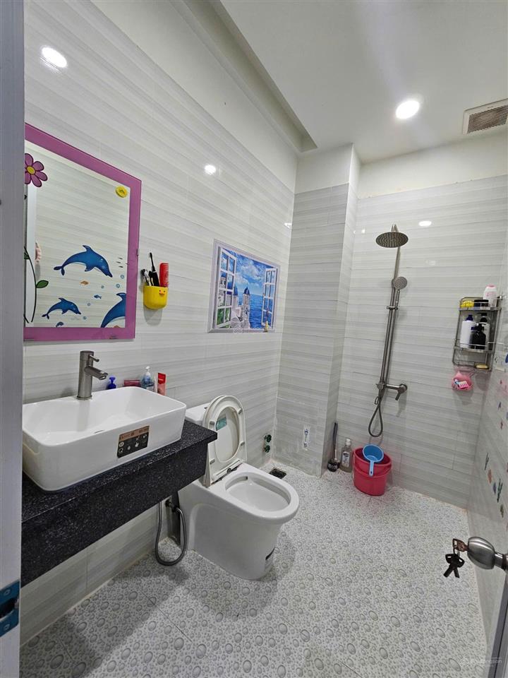 Nhà phố 3 tầng sân thượng, mới xây kiên cố, xe hơi đậu trong nhà