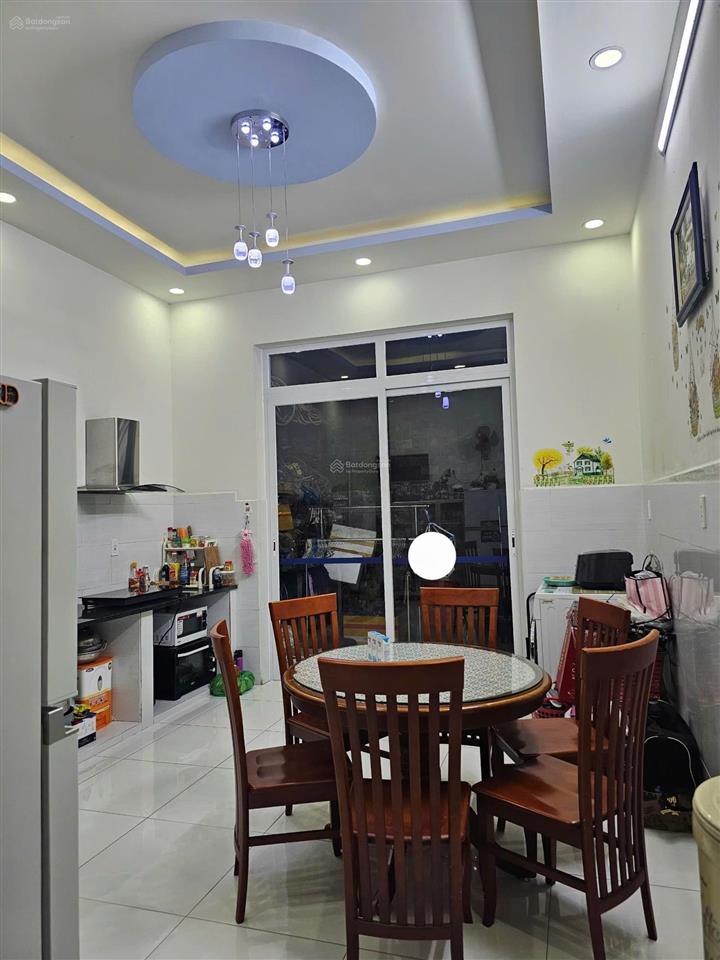 Nhà phố 3 tầng sân thượng, mới xây kiên cố, xe hơi đậu trong nhà