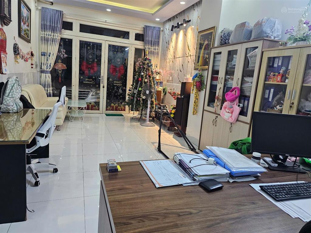 Nhà phố 3 tầng sân thượng, mới xây kiên cố, xe hơi đậu trong nhà