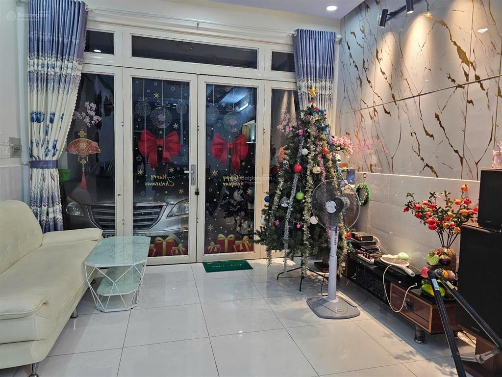 Nhà phố 3 tầng sân thượng, mới xây kiên cố, xe hơi đậu trong nhà