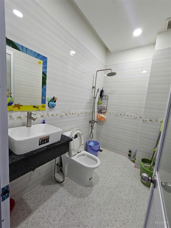 Nhà phố 3 tầng sân thượng, mới xây kiên cố, xe hơi đậu trong nhà