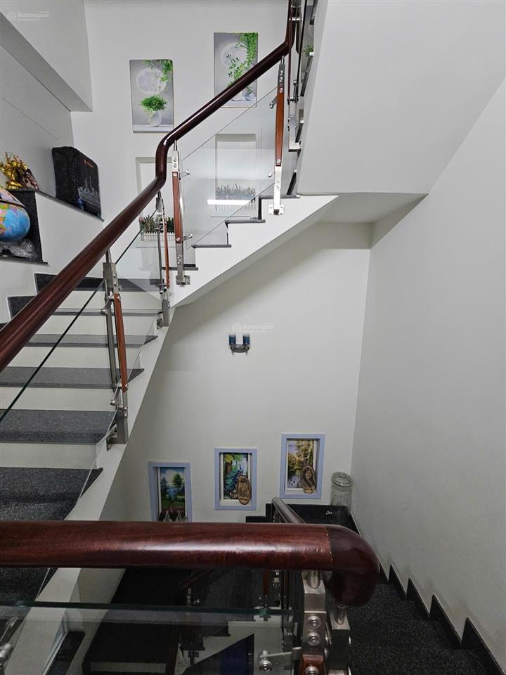 Nhà phố 3 tầng sân thượng, mới xây kiên cố, xe hơi đậu trong nhà