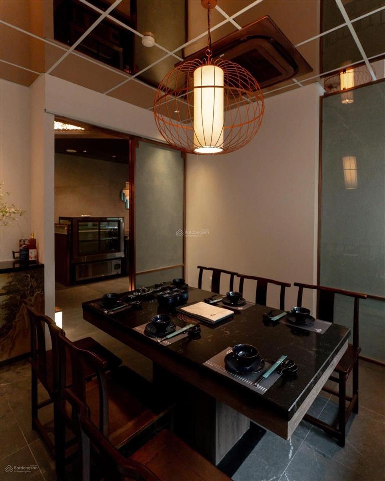 Cho thuê nhà mặt tiền 300m2 lê quý đôn, quận 3