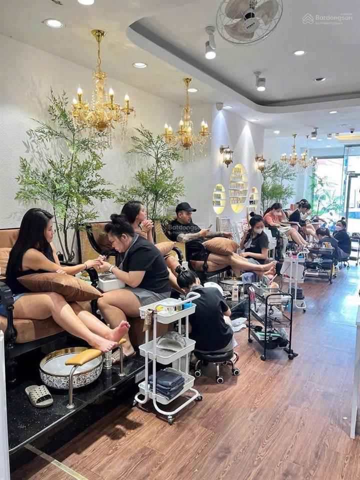 Cho thuê nhà mặt phố trần đại nghĩa dt 50m2 x 6t, mt 4,2 m có thang máy,vị trí đẹp.
