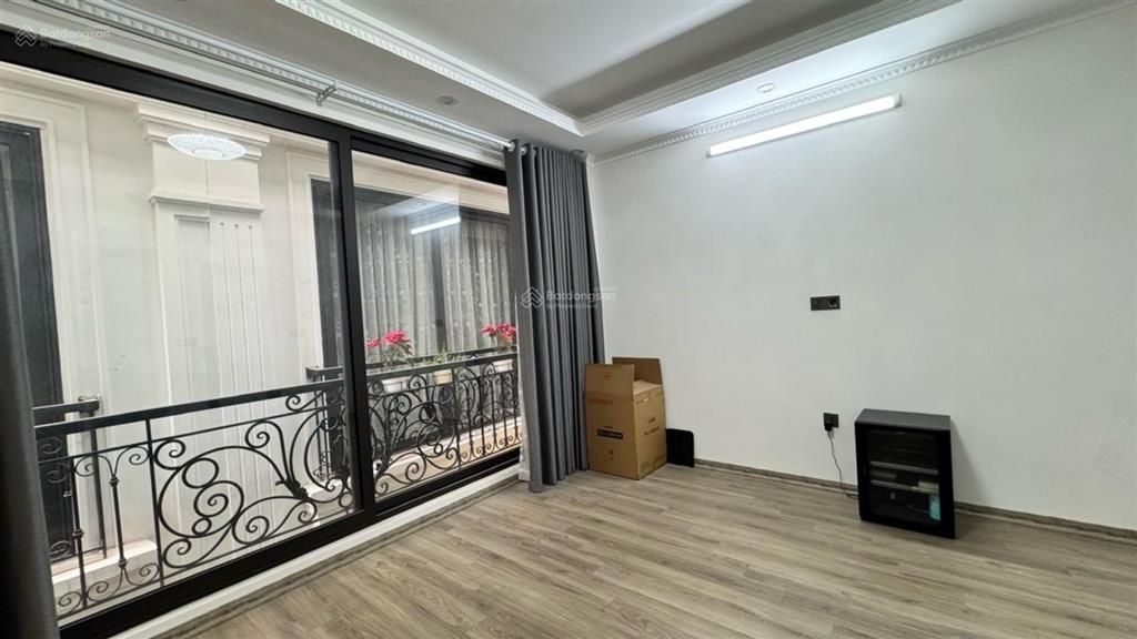 Bán nhà trung kính, cách 100m ra đường ô tô, nhà mới, ở luôn, gần trường, chợ, giá 7 tỷ900