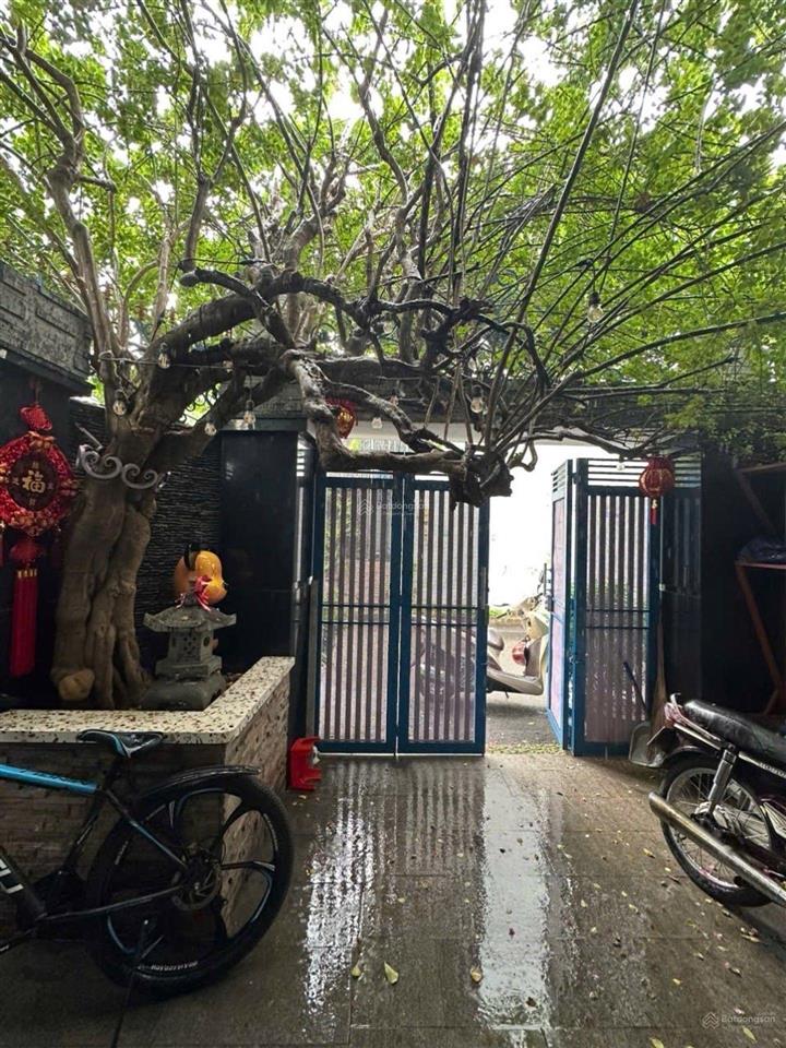 Nhà đẹp  căn góc  3 tầng  2 mặt tiền  ở ngay  sau chợ tăng nhơn phú b  giá 6 tỷ nhỉnh