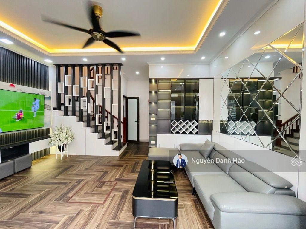 Chủ cần bán gấp nhà dân xây hoàng cầu  đống đa 5 tầng, 31m2, 3pn, 4 toilet, ô tô đỗ cửa, nhỉnh 6ty