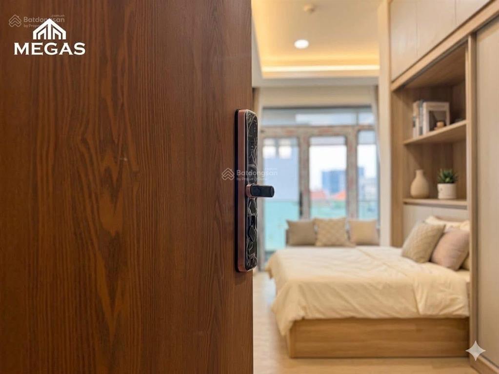 Khai truong căn hộ mới xây ra vào vân tay 3 lớp an ninh, thang máy di chuyển