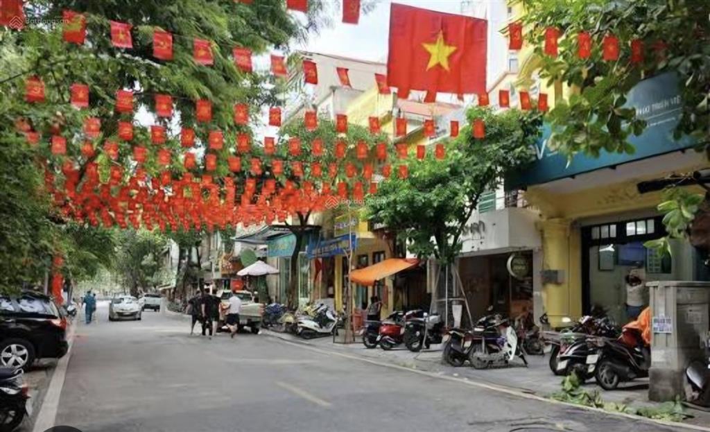 Mặt phố đường thành  vị trí giao thoa giữa hàng bông, hàng điếu, hàng da, hà trung.