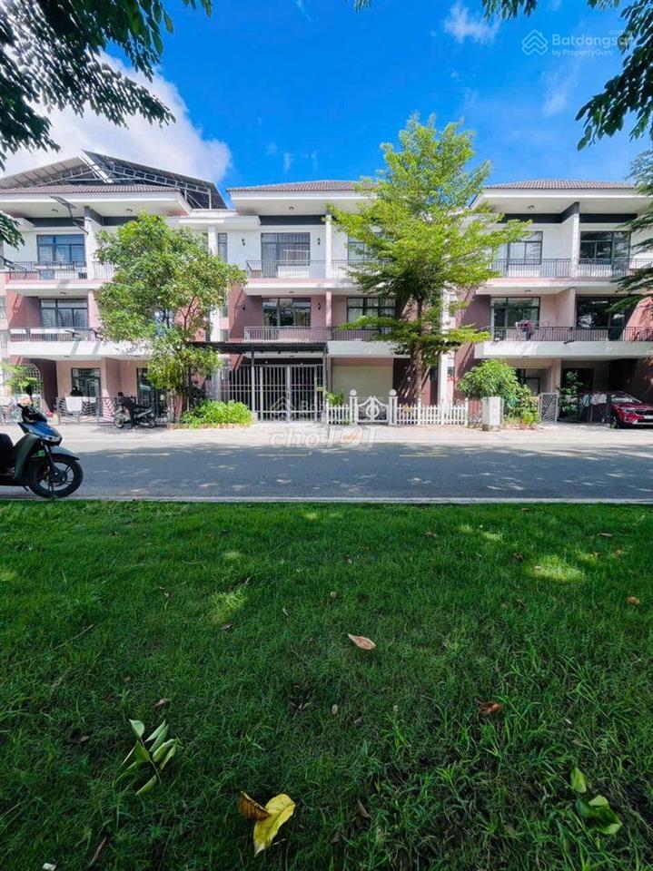 Bán gấp nhà phố liền kề vinhomes hóc môn. nhưng giá chỉ bằng 1/5 vinhomes