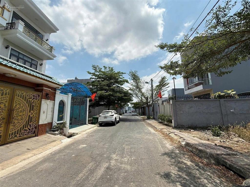 Cần bán gấp lô đất 130m², 2 tỷ 2, sổ có sẵn, ngay kdc, bệnh viện, công viên, chợ,... đầy đủ