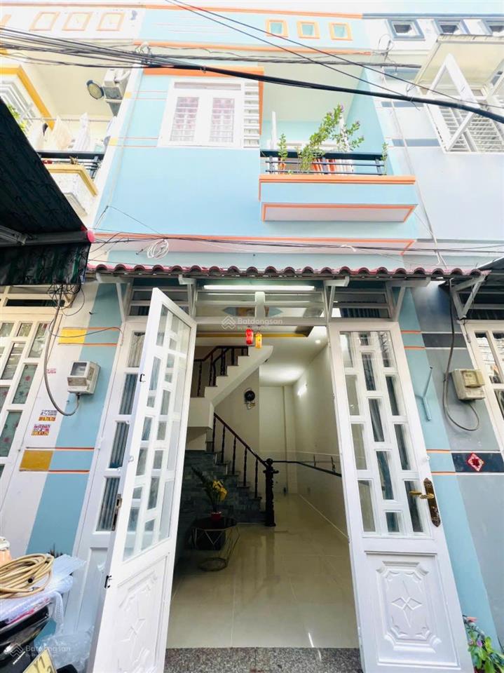 Tôi cần chuyển nơi ở cần bán nhà, 1 tỷ 270 triệu sổ riêng, nhà 1 trệt, 1 lầu, 3 pn  2 wc, tphcm