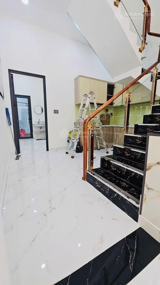 Chủ gửi bán căn nhà với giá rẻ 1tỷ200tr sổ riêng, còn thương lượng, hỗ trợ trả góp 46tr/tháng.