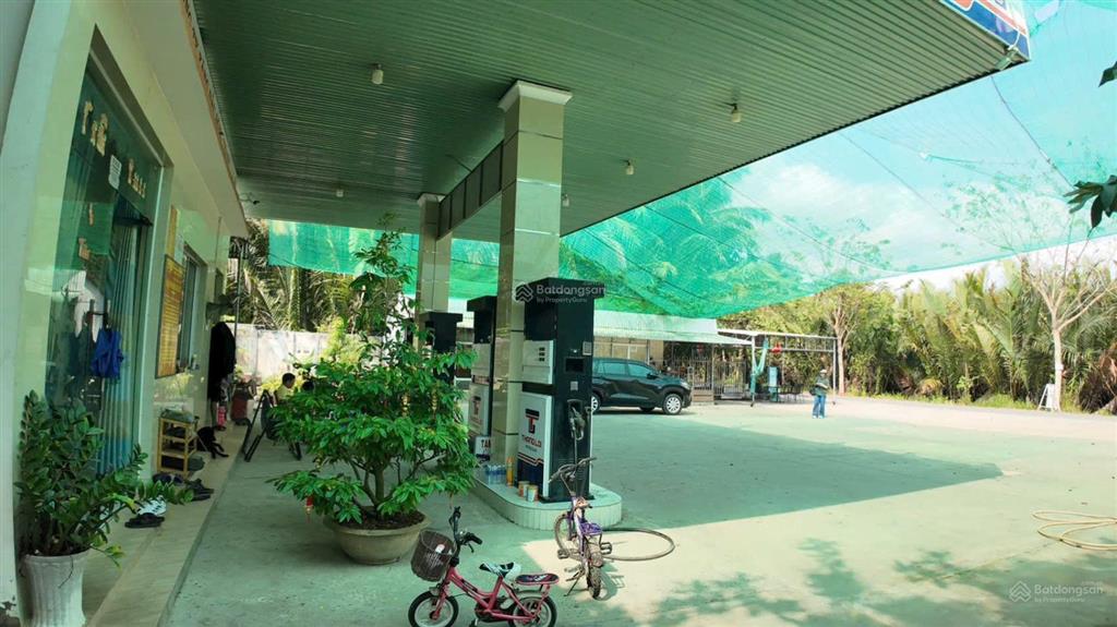 Tổ hợp cây xăng và khu đất 2340,1 m2 tại bến tre