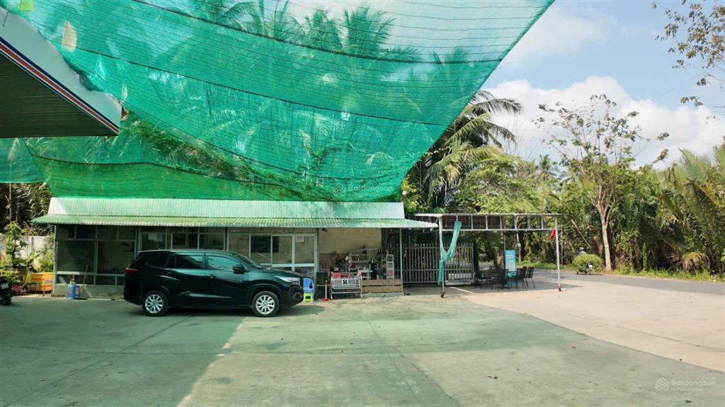 Tổ hợp cây xăng và khu đất 2340,1 m2 tại bến tre