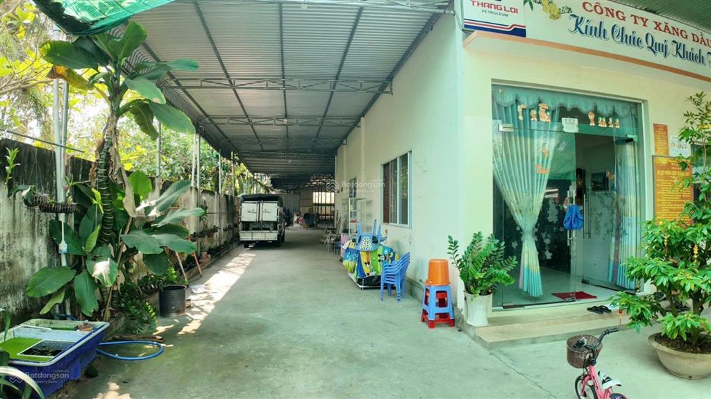 Tổ hợp cây xăng và khu đất 2340,1 m2 tại bến tre