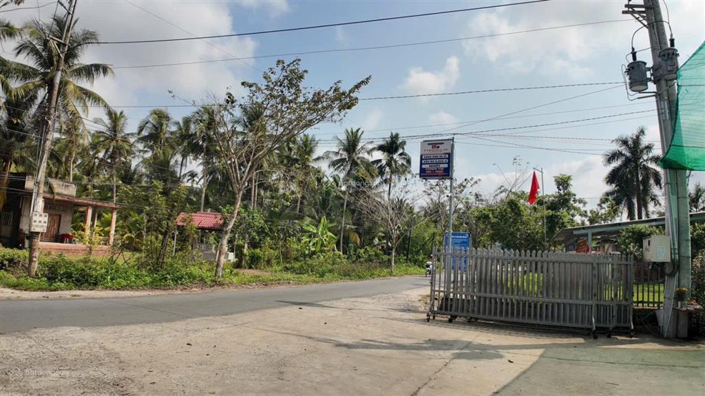 Tổ hợp cây xăng và khu đất 2340,1 m2 tại bến tre