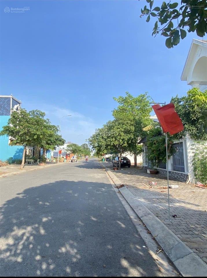 1 lô duy nhất 95m2 ngay tthc bình chánh  kế kcn tân tạo dân cư đông đúc giá 2tỷ9
