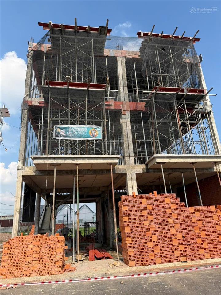 Chủ cần tiền bán gấp lô đất ở khu dân cư 68 90m2  mặt tiền đường hoàng phan thái giá 2tỷ4  shr