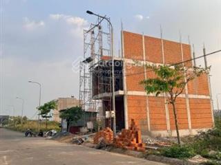 Chủ cần tiền bán gấp lô đất ở khu đô thị đông bình dương 90m2 giá 1 tỷ 4, nằm mặt tiền đường ntmk.