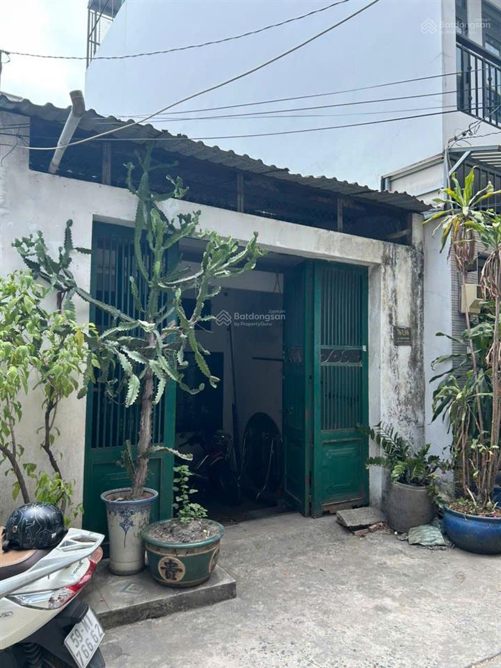 Nhà cấp 4, hẻm xe hơi tận cửa, ngang 4 x 23m, nở hậu, cần bán gấp.