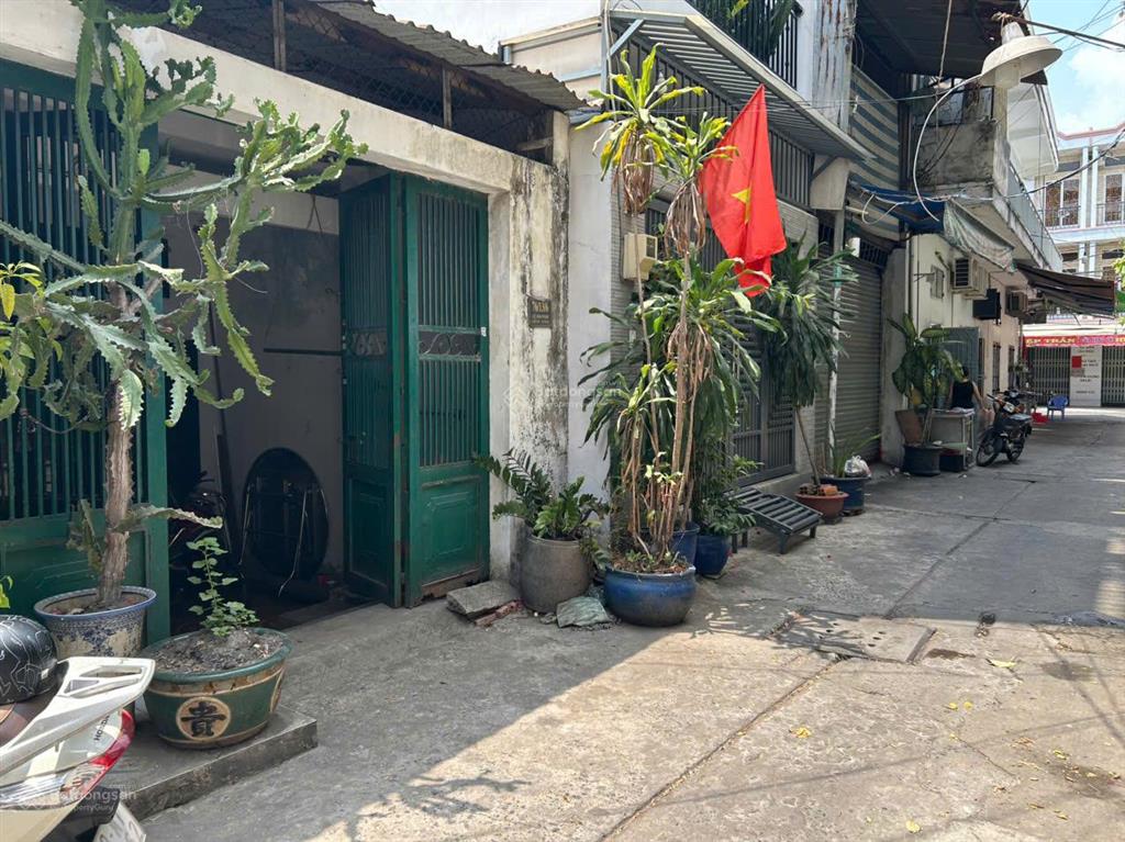 Nhà cấp 4, hẻm xe hơi tận cửa, ngang 4 x 23m, nở hậu, cần bán gấp.