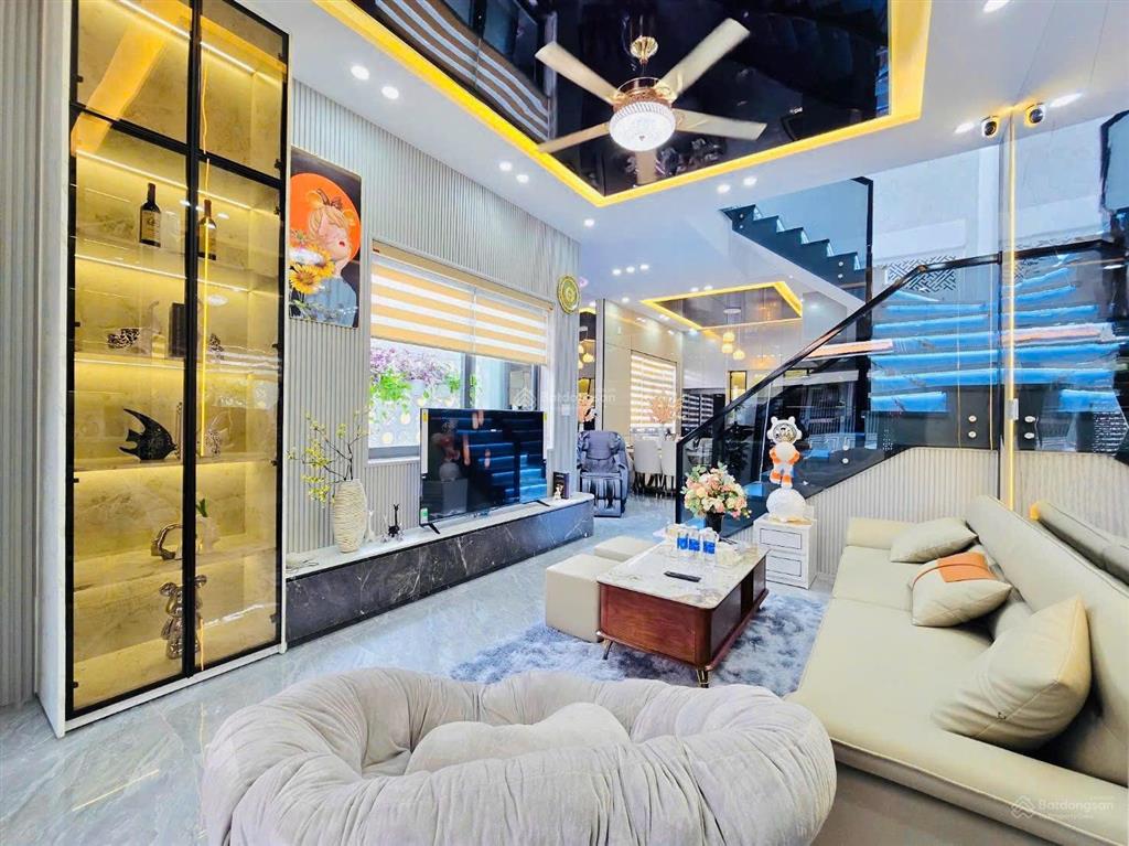 Nhà 3 tầng góc 2 mặt tiền. nội thất thiết kế hiện đại. 12ty45 làm việc trực tiếp chủ