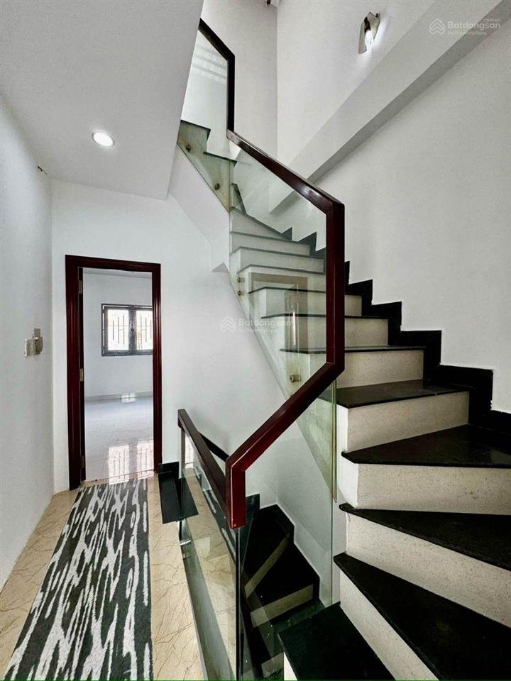 Bán nhà 3 tầng (6pn) cách 1 căn ra mặt tiền tân hòa đông  vòng xoay phú lâm ngang 5,5 hẻm xe hơi