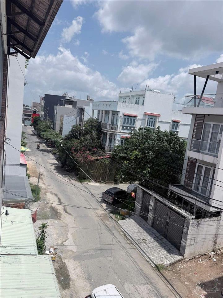 Nhà phố 2 lầu 4,5x17m mặt tiền đường nhựa nhánh lê thị hà gần chợ hóc môn