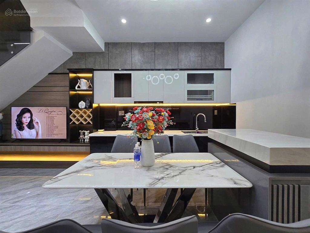 Chính chủ bán nhà 2 lầu (6mx20m) gần chợ phú lợi 2, đường trịnh quang nghị, giá 900 triệu. sổ riêng
