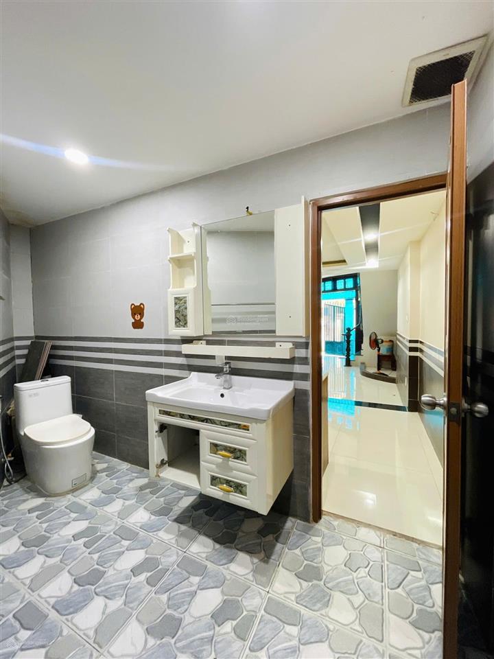 Sát mặt tiền . 5 tầng btct . 60m2 . 4pn . 3wc . nở hậu . có sẳn dòng tiền 20tr/th. sổ vuông .