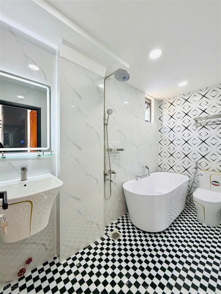 Bán gấp nhà mai xuân thưởng, 64m2, 5 tầng đúc kiên cố, 5pn 6wc, kế chợ bình tây, hẻm xe tải tới nhà