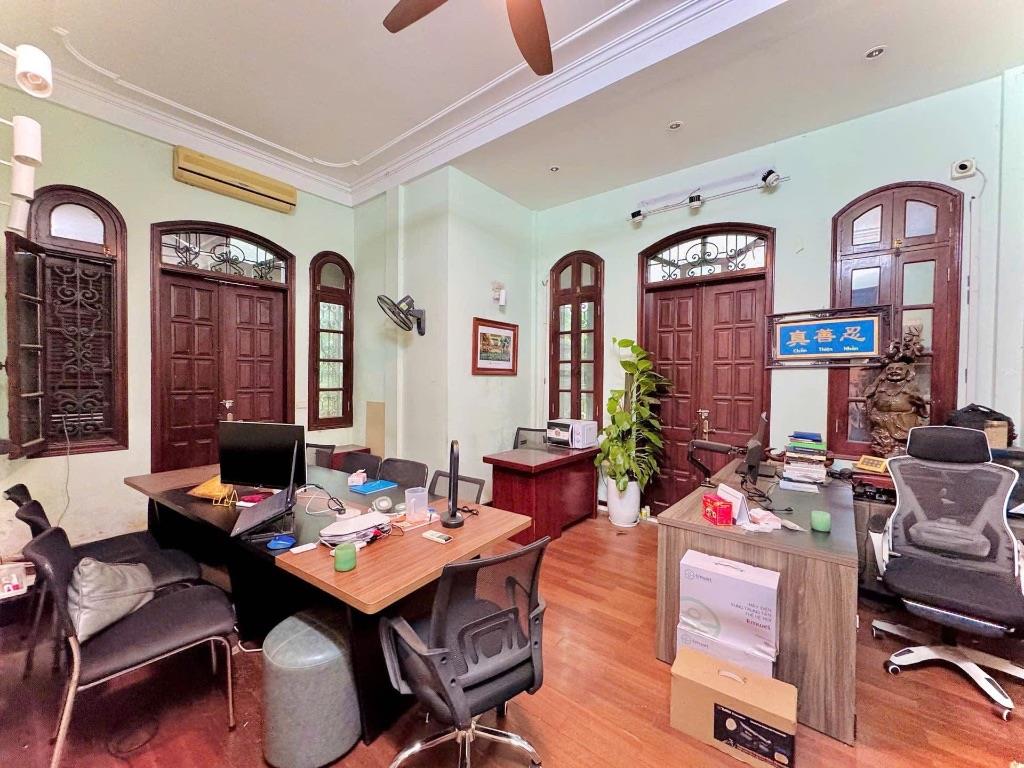 🏡 Biệt thự view hồ giữa lòng quận Đống Đa 📐 70m² • 5 tầng 🚗 Ô tô đỗ trước cửa 💰 Giá chào 23.9 tỷ