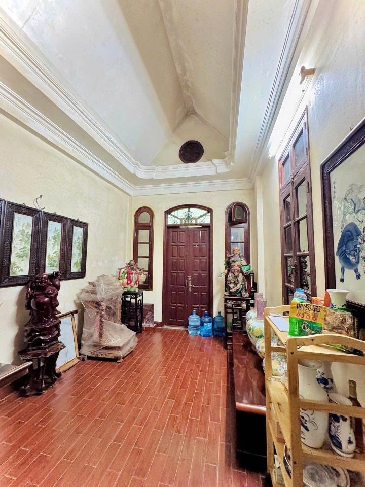 🏡 Biệt thự view hồ giữa lòng quận Đống Đa 📐 70m² • 5 tầng 🚗 Ô tô đỗ trước cửa 💰 Giá chào 23.9 tỷ