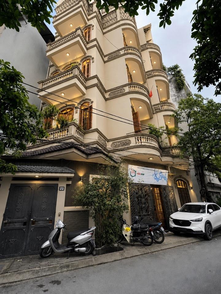 🏡 Biệt thự view hồ giữa lòng quận Đống Đa 📐 70m² • 5 tầng 🚗 Ô tô đỗ trước cửa 💰 Giá chào 23.9 tỷ