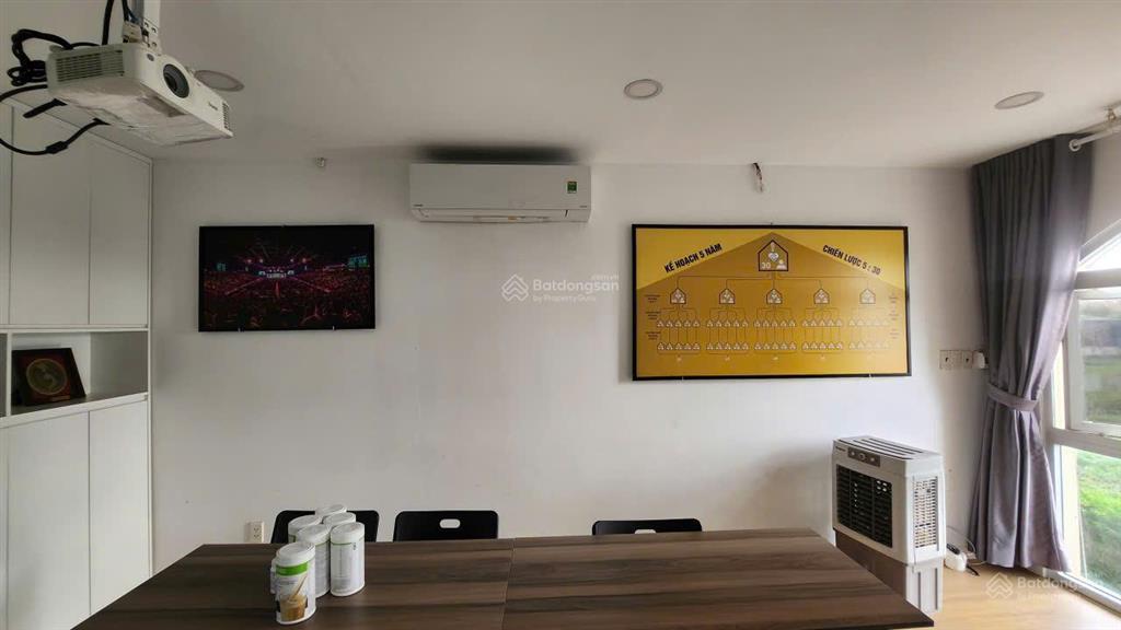 Shophouse ngay cổng chính, 2 mặt tiền, 1 trệt 1 lầu . chỉ 10 triệu/tháng.