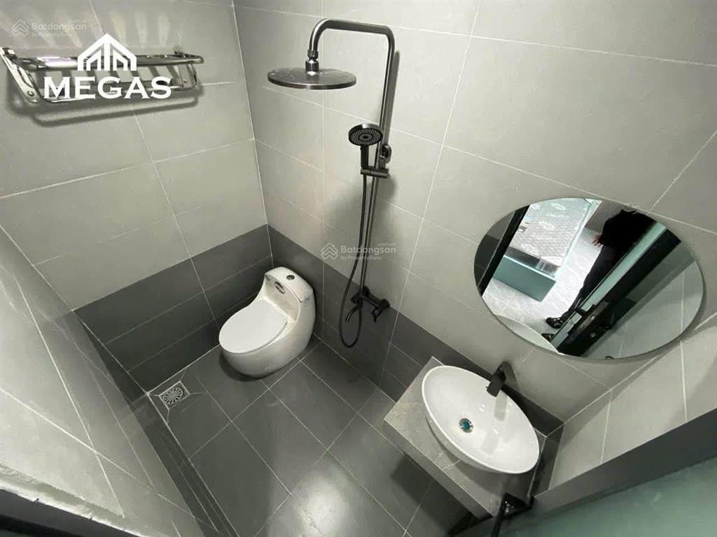 Studio mới keng, đẹp, rộng và mới ngay vòng xoay dân chủ, tiện di chuyển trung tâm