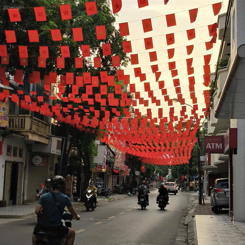 Tân mai 30m2, 5 tầng ngõ nông thông gần ô tô, trước nhà rộng, lô góc, giá 5,6 tỷ