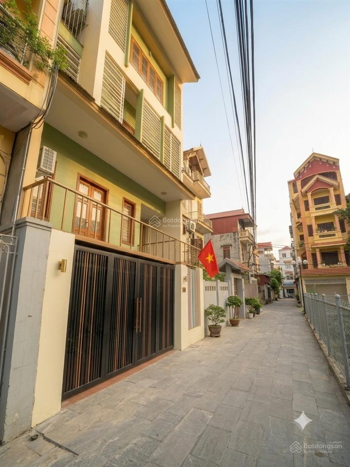 Gia đình có căn nhà ở giáp bát 100m2, ô tô đỗ cửa, ngõ thông 2 đầu, mt 6,8m, sổ đẹp giá 20,68 tỷ