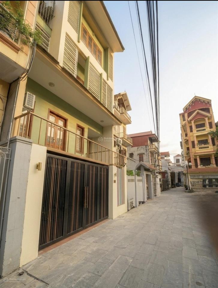 Gia đình có căn nhà ở giáp bát 100m2, ô tô đỗ cửa, ngõ thông 2 đầu, mt 6,8m, sổ đẹp giá 20,68 tỷ