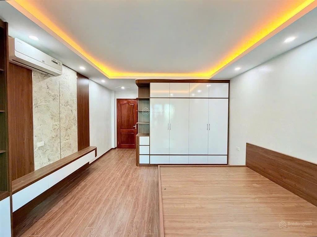 Bán gấp nhà mới tt cầu giấy  36m2x5t  1 nhà ra phố  ngõ rộng 3m  thang máy  full nội thất